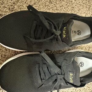 Women’s Kiziks Black Sneakers (9 Wide)